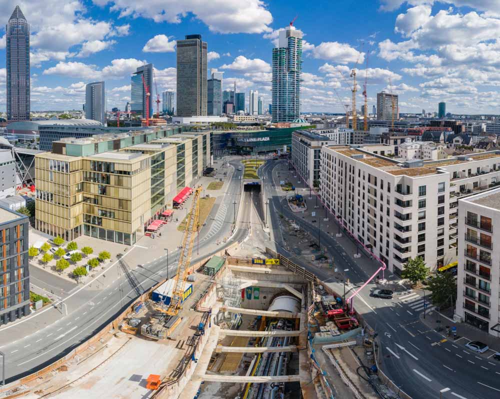 Panoramafoto der U5 Baugrube im Europaviertel, im Hintergrund die Frankfurter Skyline. Fotografiert mit der Drohne DJI Mavic 2 Pro für die Sweco GmbH.