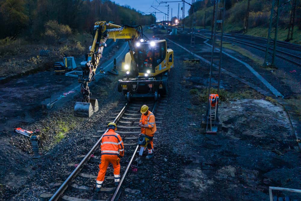Train track construction work. Employees of the construction company Leonhard Weiss GmbH work on the Sinntal railway line.