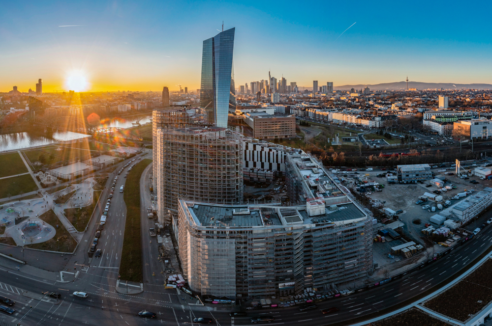 Capture the essence of the new Hafenpark district along the Main in Frankfurt. Expert drone photographer Martin Leissl, serving B & L project development