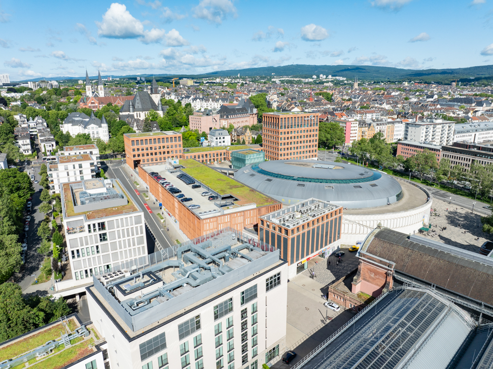 Das Lilien-Carré, auch bekannt als 'Lili' in Wiesbaden, wurde für einen Kunden von mir, mit meiner DJI Mavic 3 Classic Drohne fotografiert