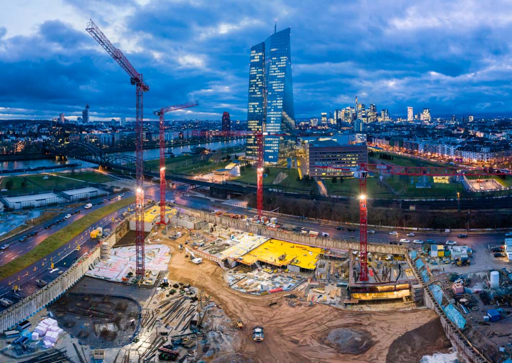 Baustelle des Hafenpark Quartiers bei der EZB mit der Frankurter Skyline im Hintergrund. Panoramabild fotografiert mit der Drohne für die Baufirma Lupp GmbH.