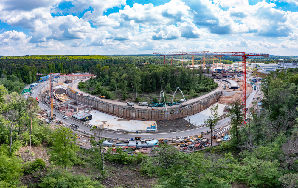 Mit der Drohne fotografiertes Panoramafoto der Baustelle des Teilchenbeschleunigers Fair, in der Nähe von Darmstadt, gebaut durch die Baufirma Porr Deutschland.