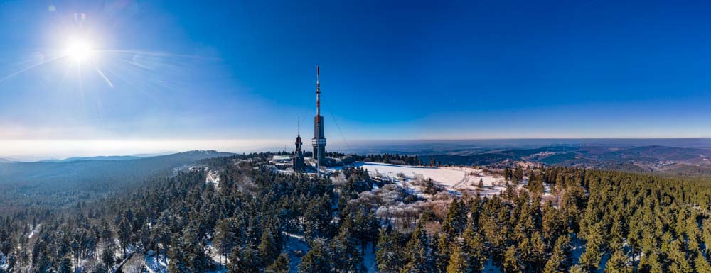 Panoramafotos des Feldbergs im Taunus. Gut zu sehen sind der Aussichtsturm und der ehemalige Fermeldeturm. Drohnenfotografie aus Deutschland.