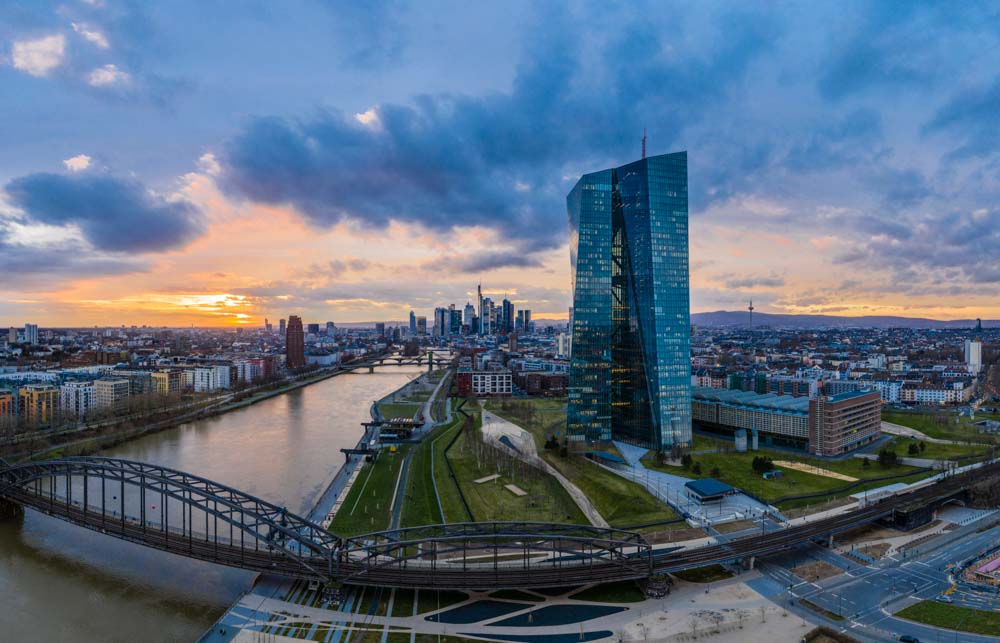 Die Skyline von Frankfurt. Links der Main und im Vordergrund die EZB