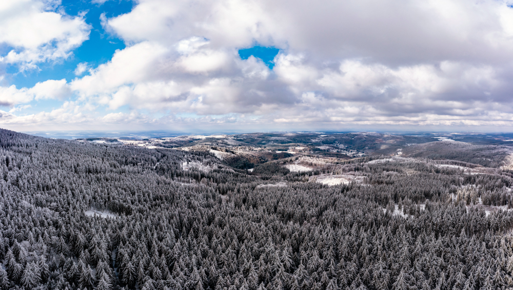 Blick vom verschneiten Feldberg in den Taunus, fotografiert mit der Drohne. Verschneite Bäume, Winterimpressionen