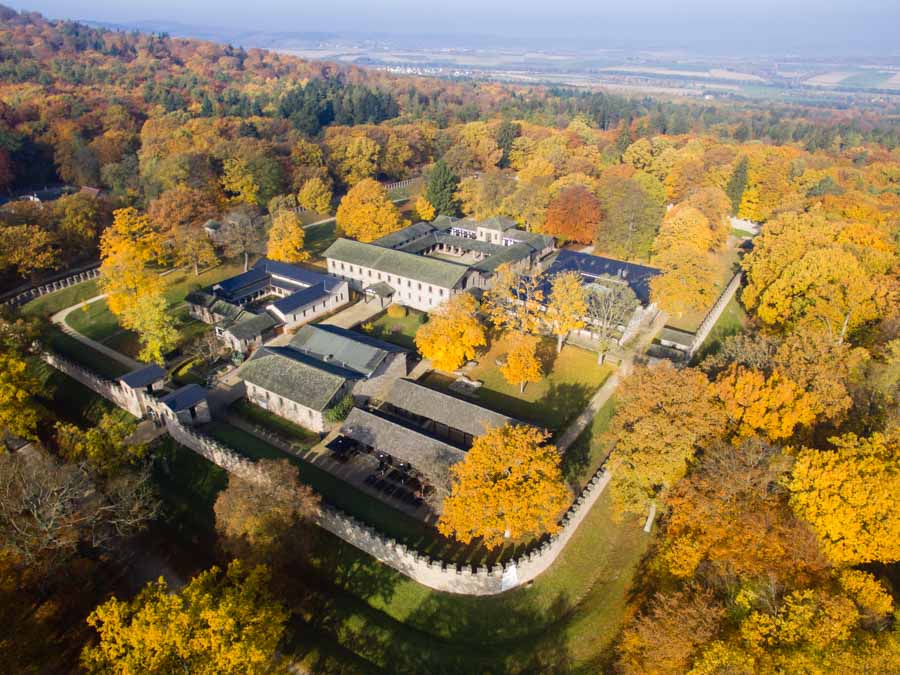 Die Saalburg in der Nähe von Bad Homburg, ein wiederaufgebautes Römerkastel, ist Teil des Limes in Hessen.
