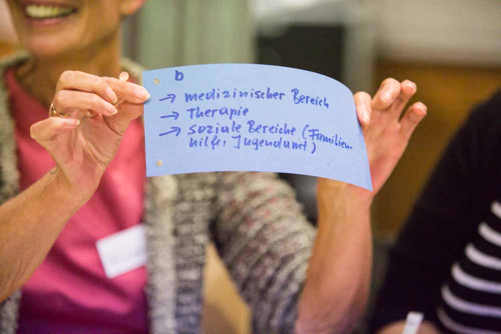 A participant shows her notes at the citizens' dialogue 