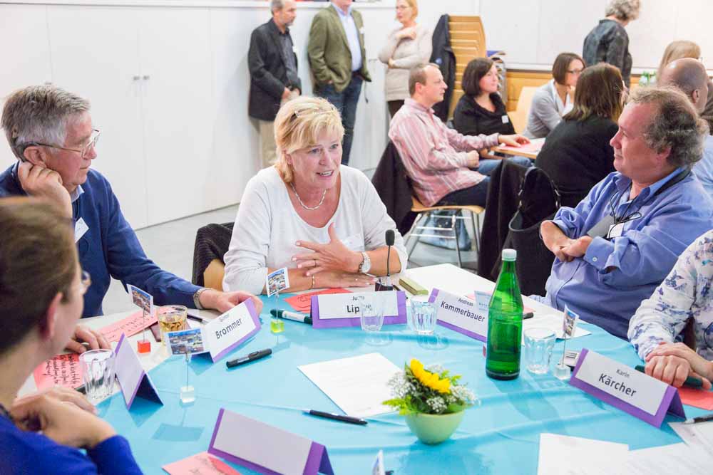 Participants discuss with each other. People with hearing impairments at the Citizens' Dialogue 