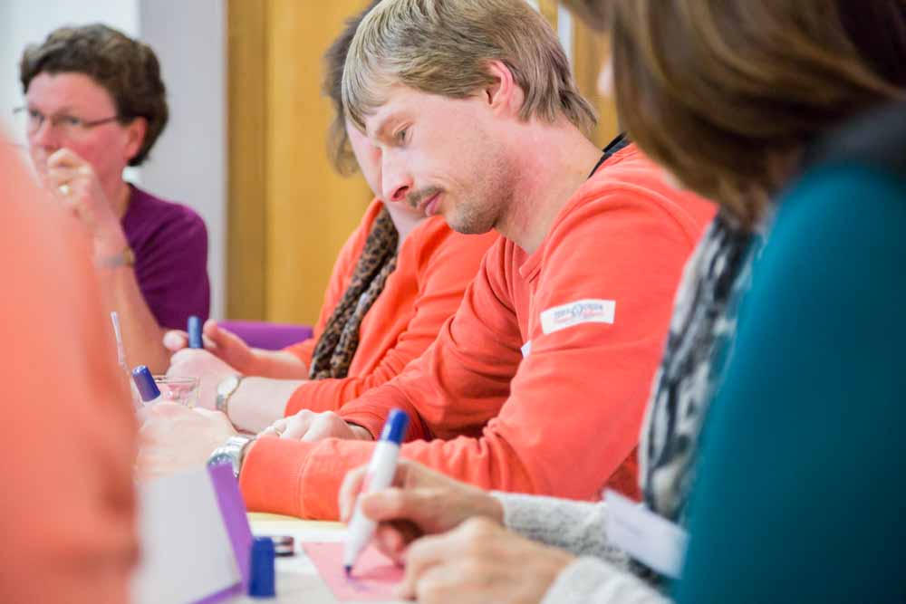 Participants take notes during the citizens' dialogue 