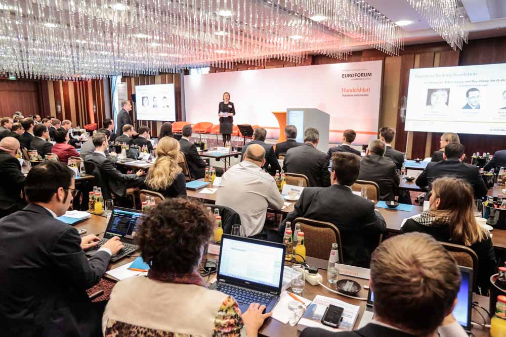 Exklusive Momentaufnahmen von Teilnehmern während der Euroforum / Handelsblatt European Banking Regulation Eröffnungsrede. Martin Leissl - Ihr Eventfotograf in Frankfurt