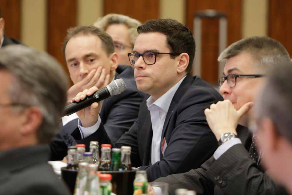 A participant asks a question at the Handelsblatt / Euroforum event 