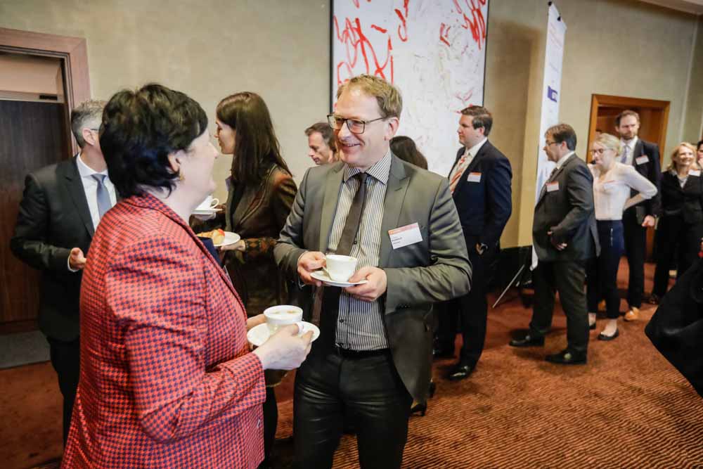 Professionelle Eventfotografie von Martin Leissl: Teilnehmer diskutieren während einer Pause der Handelsblattveranstaltung European Banking Regulation