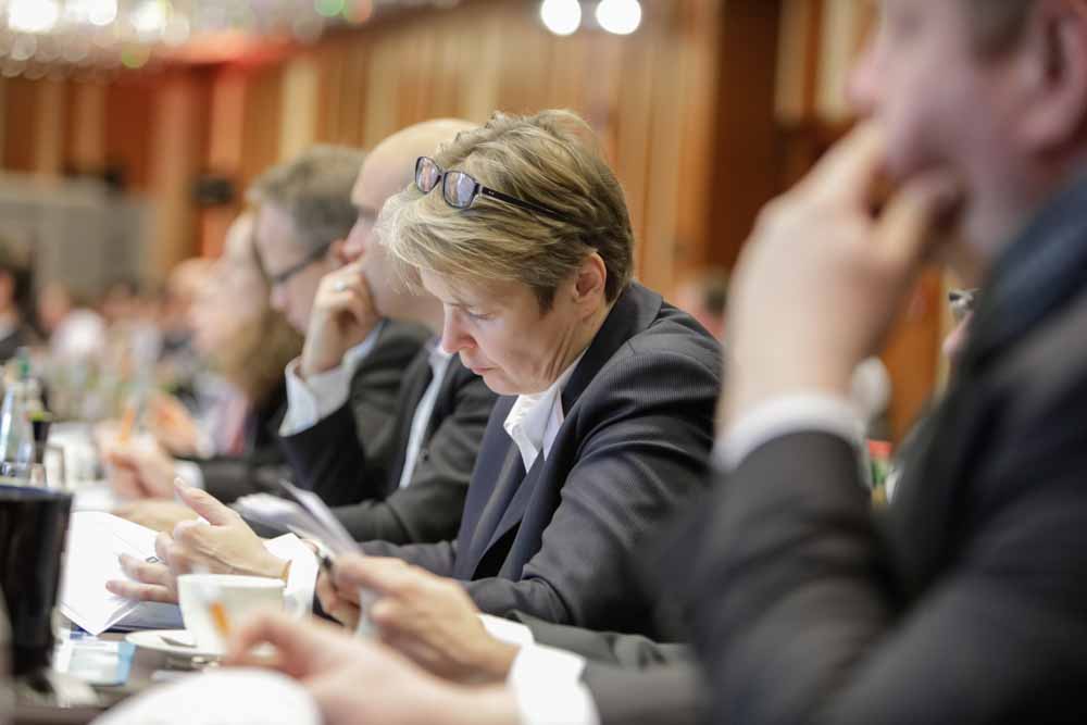 Teilnehmer schauen auf ihre Unterlagen während der Handelsblatt Veranstaltung European Banking Regulation. Eventfotograf Martin Leissl dokumentiert das Geschehen.