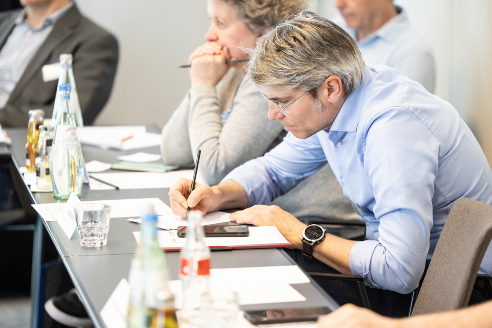 Beim OnkoRat 2023 von Iomedico macht sich ein Teilnehmer Notizen. Martin Leissl Eventfotografie sorgt für fotografische Begleitung