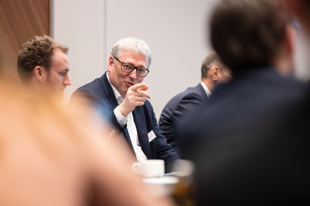 Beim OnkoRat 2023 von Iomedico diskutieren die Teilnehmer lebhaft in einem Seminar. Martin Leissl Eventfotografie sorgt für fotografische Begleitung