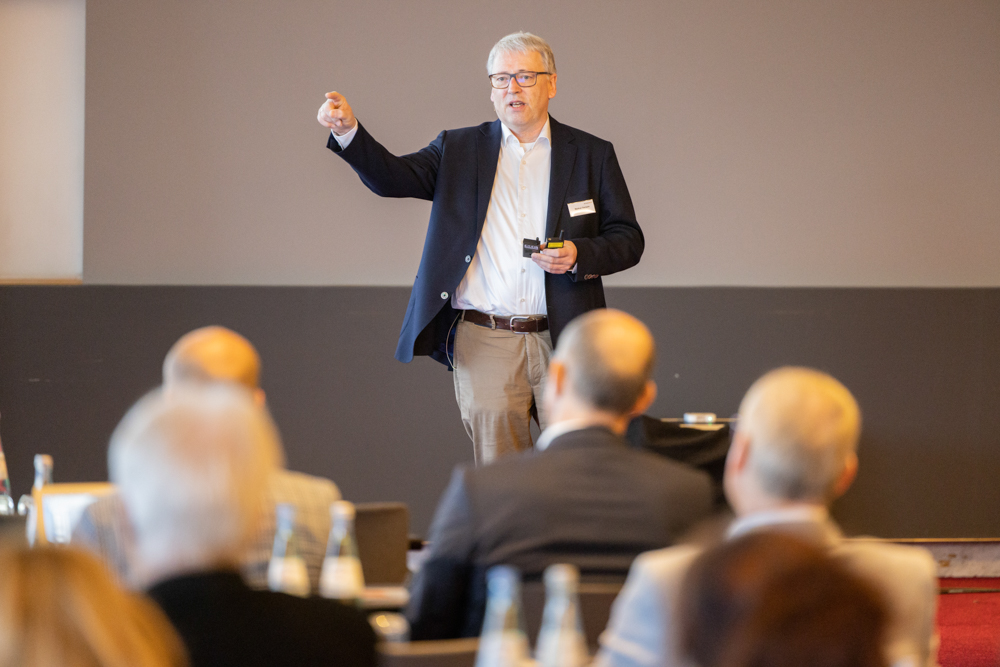 Während des OnkoRats 2023 von Iomedico erklärt ein Redner seine Behandlungsmethoden in einem Seminar. Martin Leissl Eventfotografie dokumentiert das Geschehen