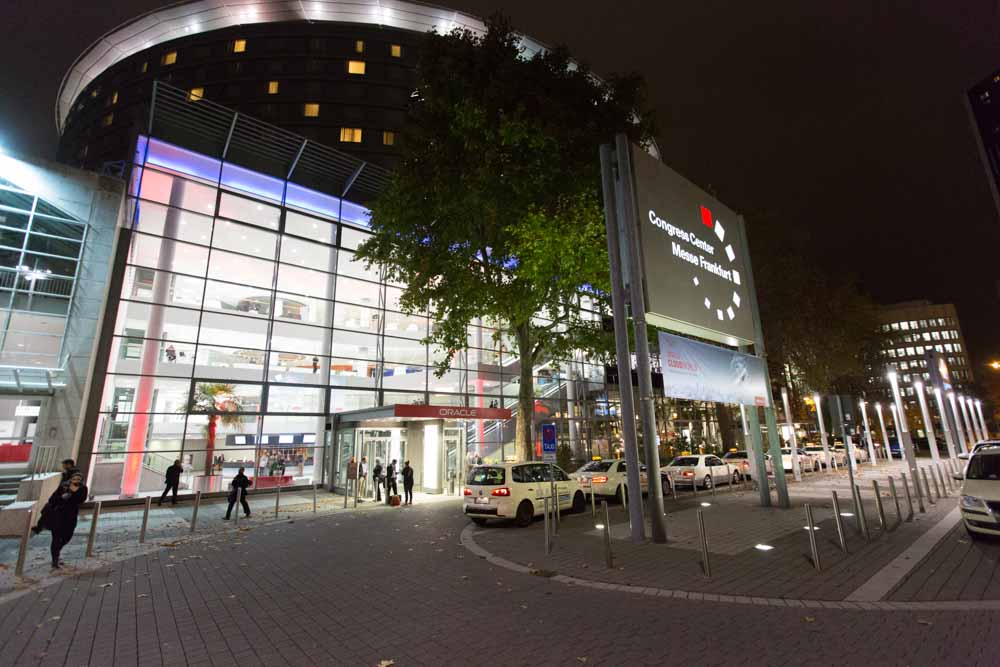 Das Congress Center Messe Frankfurt während am Abend des Oracle Cloud Days. Die jährliche Veranstaltung richtet die sich an Verantwortliche in der IT Branche.