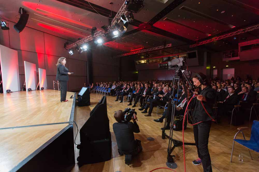 Ein Kamerateam filmt während einer Rede auf dem Oracle Cloud Day. Die jährliche Veranstaltung richtet die sich an Verantwortliche in der IT Branche.