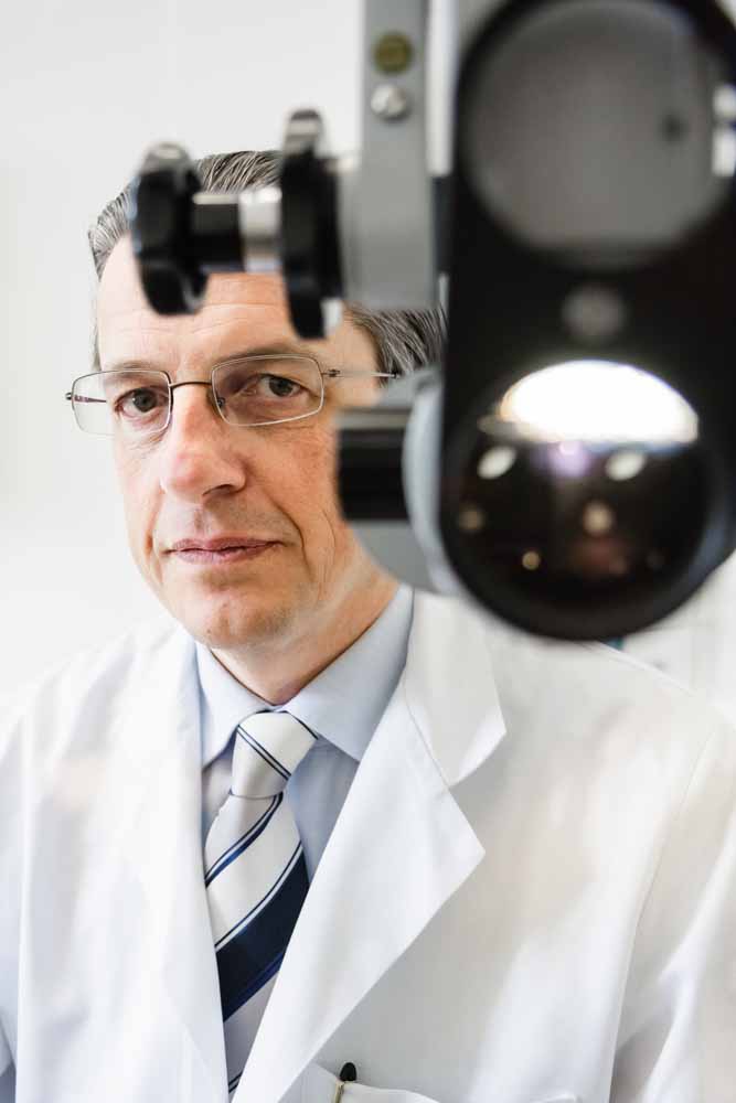 Portraitfotografie des ehemaligen Leiters der HNO Uniklinik Marburg, Prof. Jochen Werner. Fotografiert für den Focus