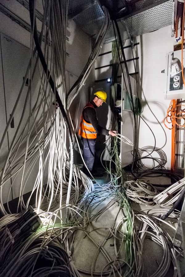 Laying power and communication cables in the shell of the Clariant Innovation Center