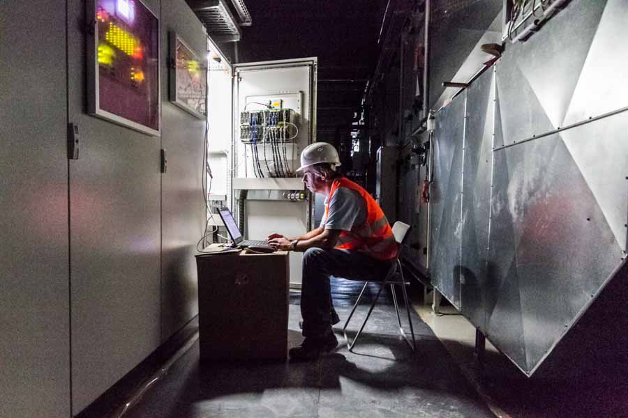 Photo report on the construction of the new Clariant research center in the Höchst Industrial Park for Clariant AG. This is where the fine adjustment of the air conditioning takes place.