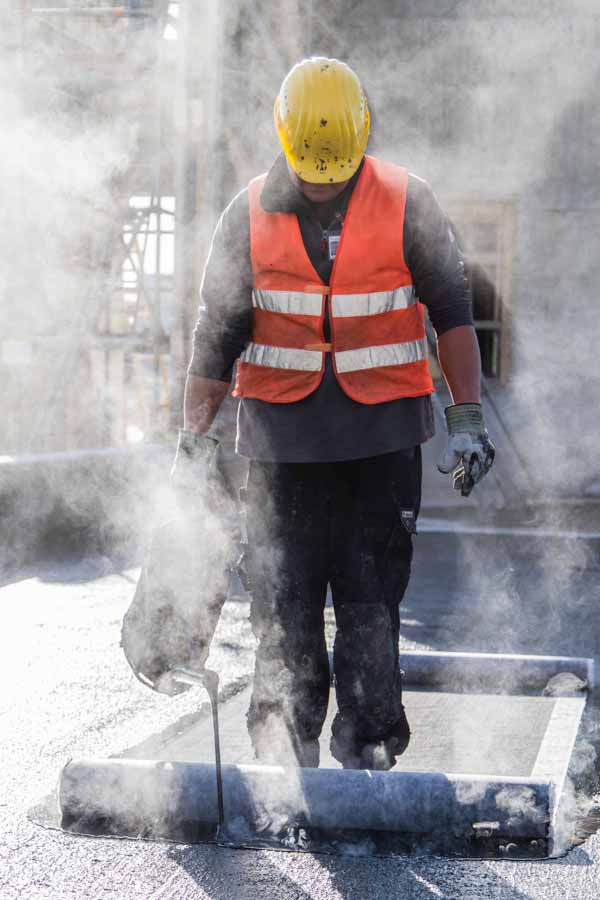 Comprehensive photo coverage of Clariant's new research center construction in Industriepark Höchst, featuring roof sealing with bitumen sheets and liquid tar.