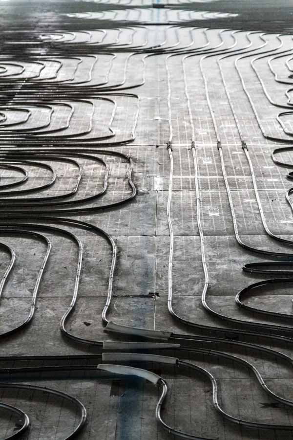 Underfloor heating pipes in the new Clariant research center building in the Höchst Industrial Park.