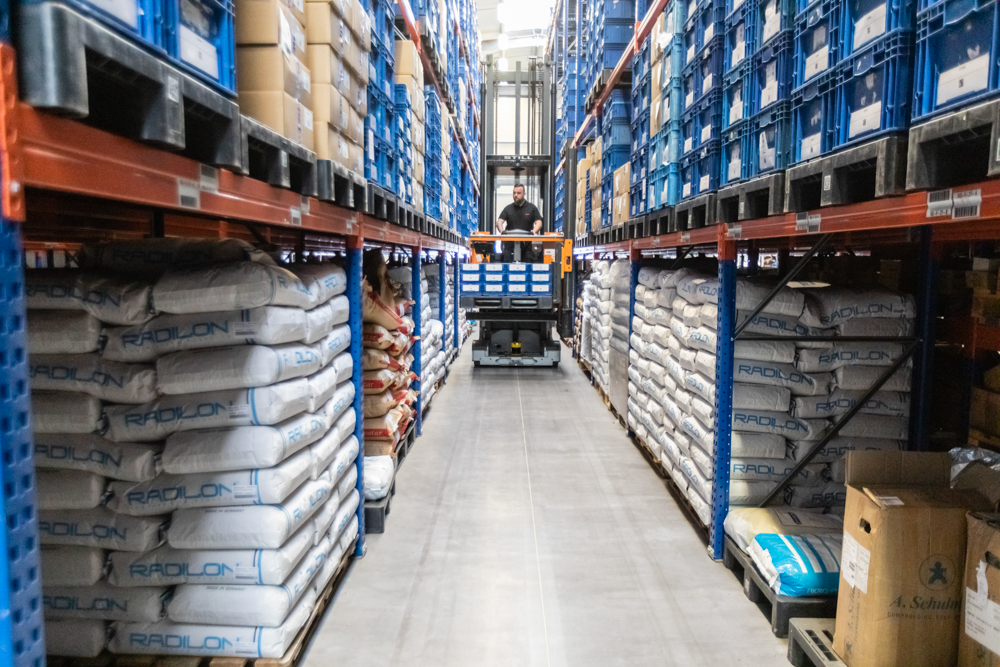 Exclusive photo report for VOSS Automotive in Gründau, in close collaboration with the marketing team. Impressions from the warehouse: A forklift driver in action.