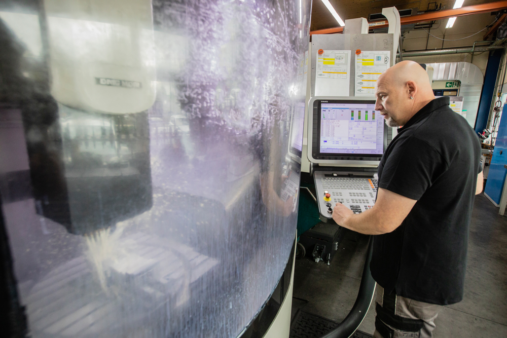 Exclusive photo report for VOSS Automotive in Gründau: Close collaboration with the marketing team, impressive photos of an employee at the machine