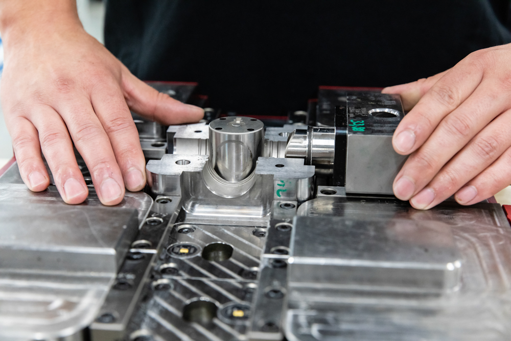 Exclusive photo report for VOSS Automotive in Gründau, in close coordination with the marketing team. Impressive close-ups of an employee adjusting components.