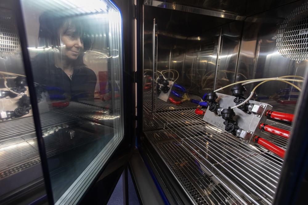 Fotoreportage für VOSS Automotive in Gründau, in enger Kooperation mit dem Marketing-Team. Eine Mitarbeiterin vor einem Klimaschrank.
