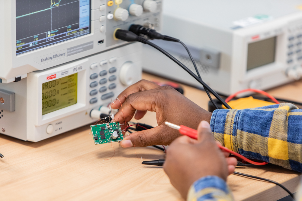 Exclusive photo report: VOSS Automotive in Gründau in focus. Collaboration with marketing team. Employee checks component