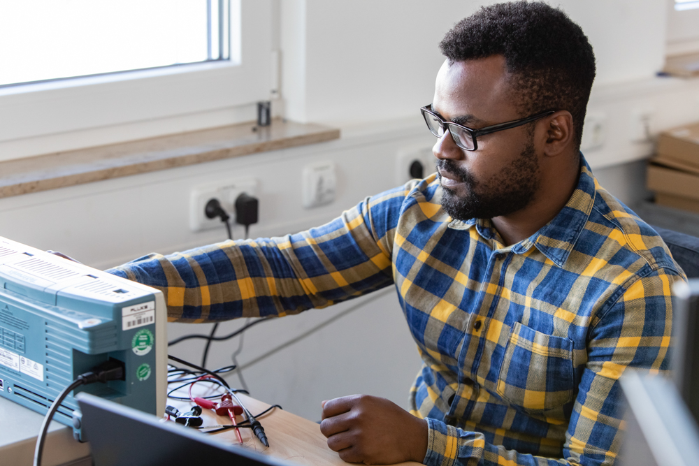 Exklusive Fotoreportage: VOSS Automotive in Gründau im Fokus. Zusammenarbeit mit Marketing-Team. Mitarbeiter prüft Bauteil