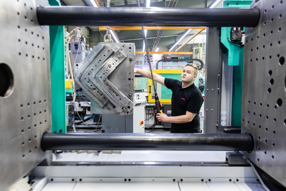 Photo report for VOSS Automotive in Gründau, in close cooperation with the marketing team. An employee in front of a press.