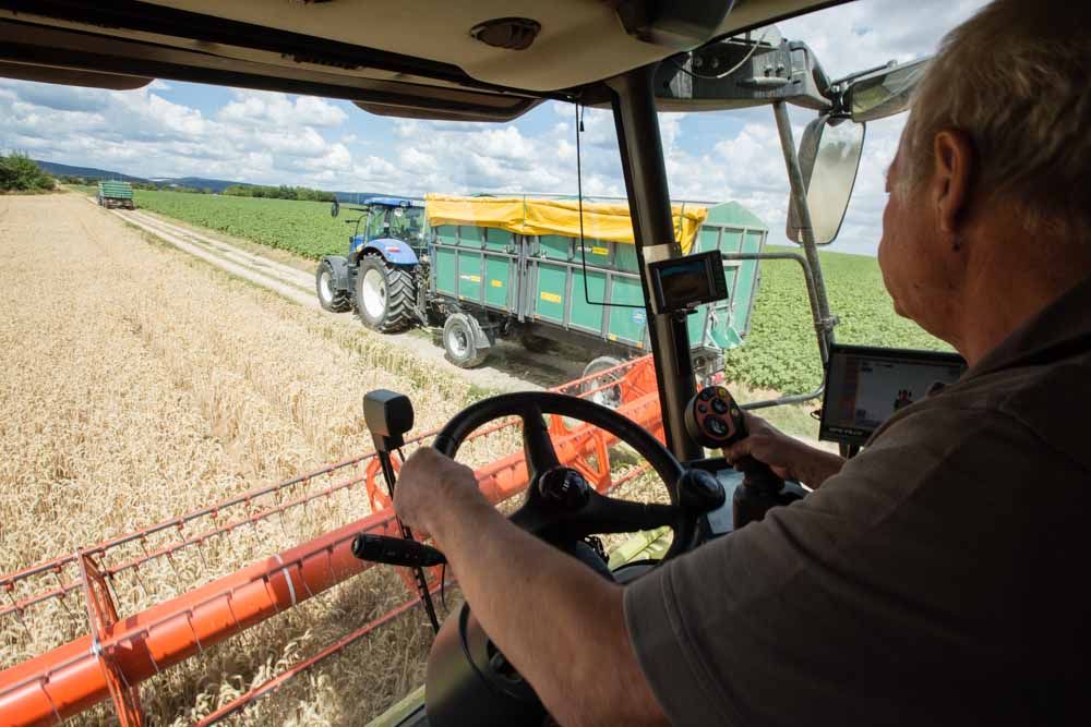 Reportagefotografie für die internationale Nachrichtenagentur Bloomberg News über die Weizenernte eines Landwirts in der Nähe von Frankfurt.