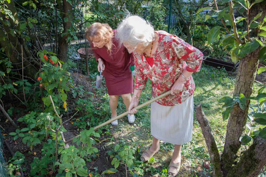 Trotz Krankheit arbeitet Katharina Bittenbinder noch im Garten mit. Die Arbeit erfüllt sie mit Freude.