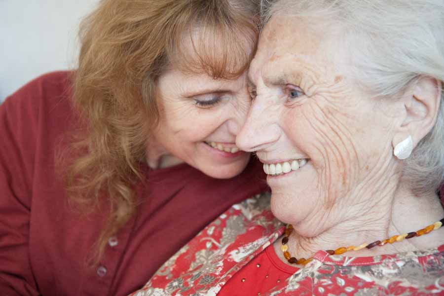 Wichtig für Katharina Bittenbinder, die an Alzheimer leidet, ist die körperliche Nähe zu ihrer Tochter.