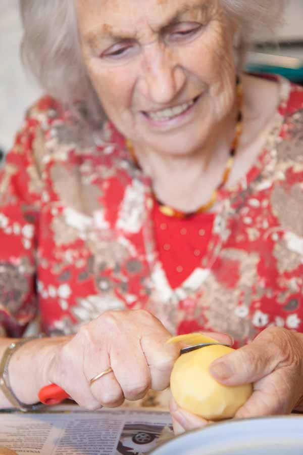 In spite of Alzheimer's, Katharina Bittenbinder still likes to work in the house and in the kitchen as much as possible. The work gives her stability.