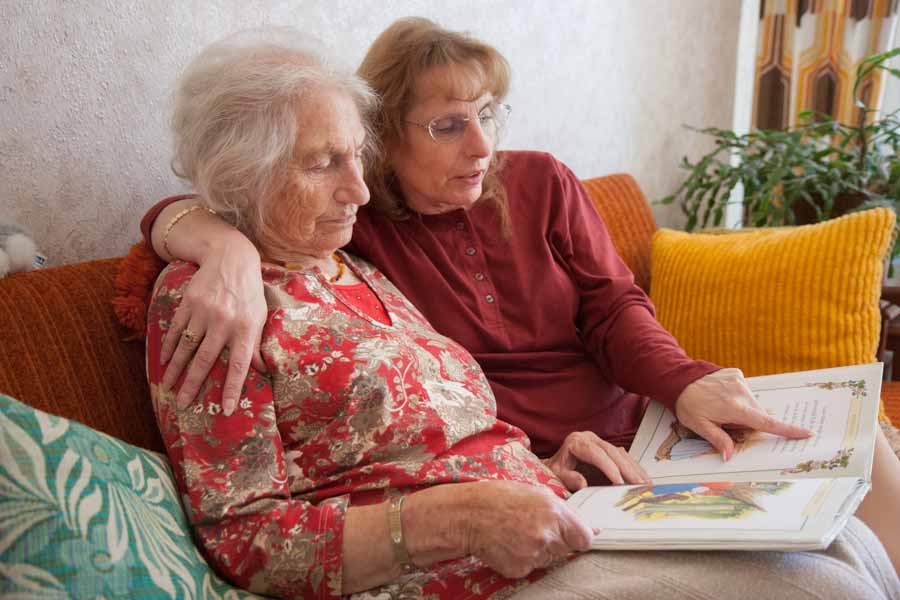 Katharina Bittenbinder leidet an Alzheimer, gepflegt wird sie von ihrer Tochter. Hier liest ihre Tochter ihr ein Buch vor.