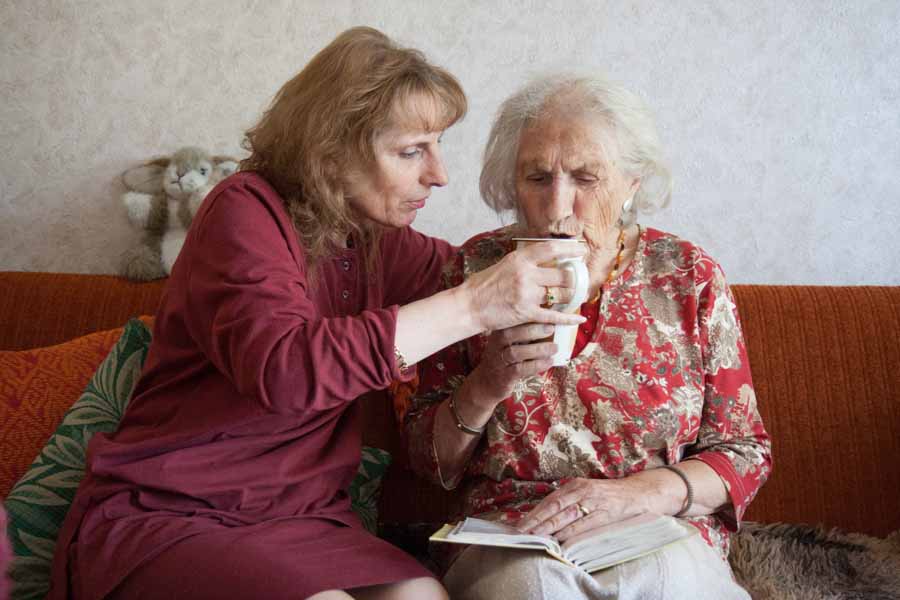 Katharina Bittenbinder leidet an Alzheimer, gepflegt wird sie von ihrer Tochter.