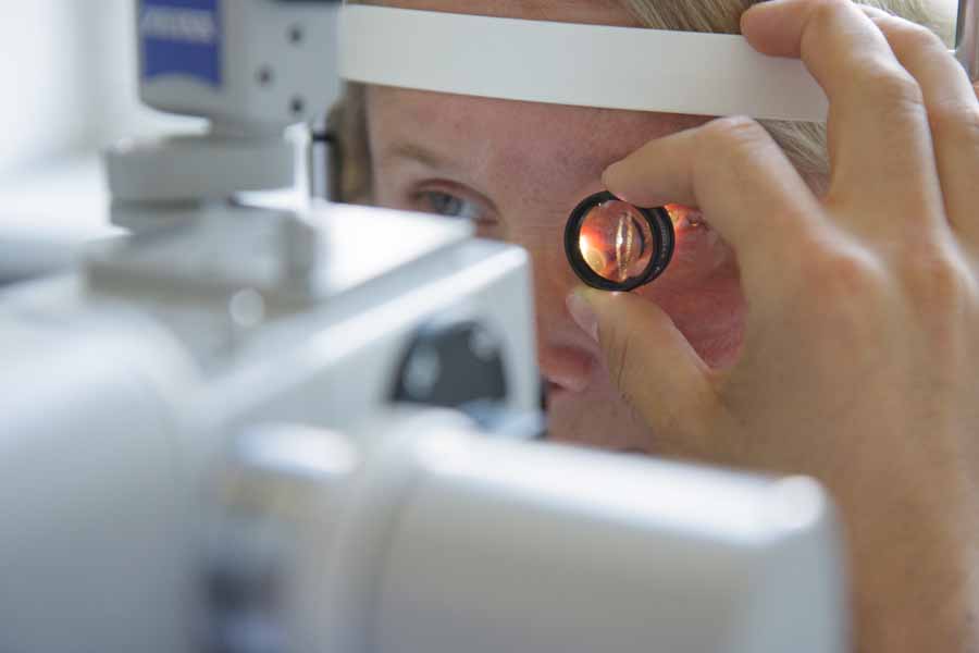 Photo report for the Focus. In order to be able to see clearly again, this woman undergoes an eye operation in which the natural lens of the eye is replaced by an artificial one.