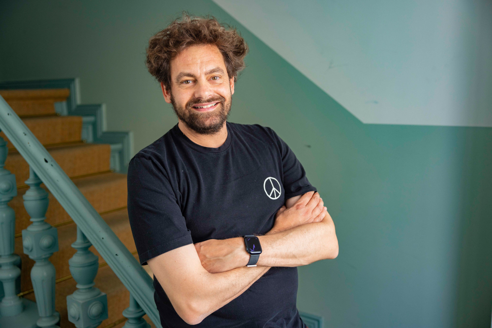 Shai Hoffmann ist Aktivist aus Berlin. Er setzt sich mit kreativen Projekten und politischen Aktionen für Demokratie, Vielfalt und gesellschaftlichen Zusammenhalt ein.