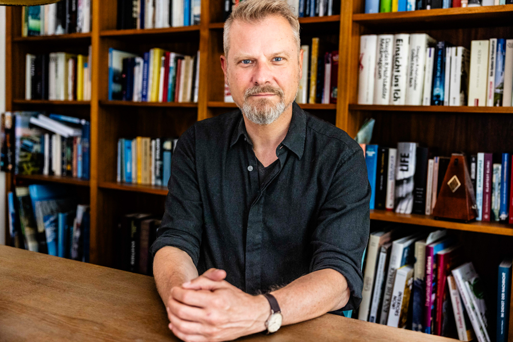 Portrait von Christian Stöcker. Er zeigt auf wie wichtig kritisches Denken und wissenschaftliche Fakten für eine zukunftsfähige Gesellschaft sind.