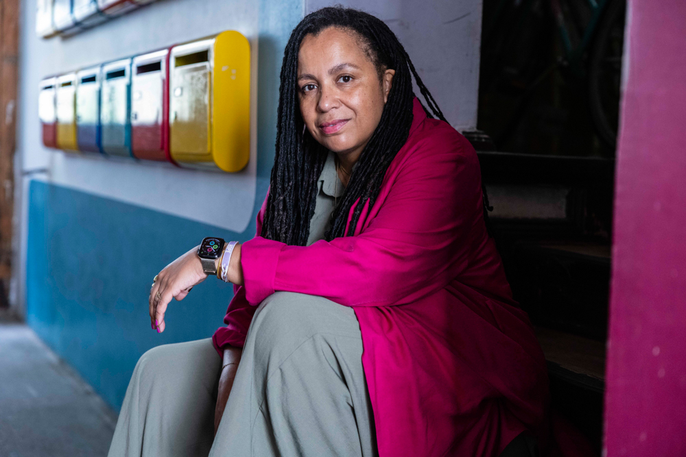 Tupoka Ogette ist Autorin und Expertin für Antirassismus. Sie sensibilisiert mit Vorträgen und ihrem Buch „ exit RACISM“ für strukturellen Rassismus und Empowerment.