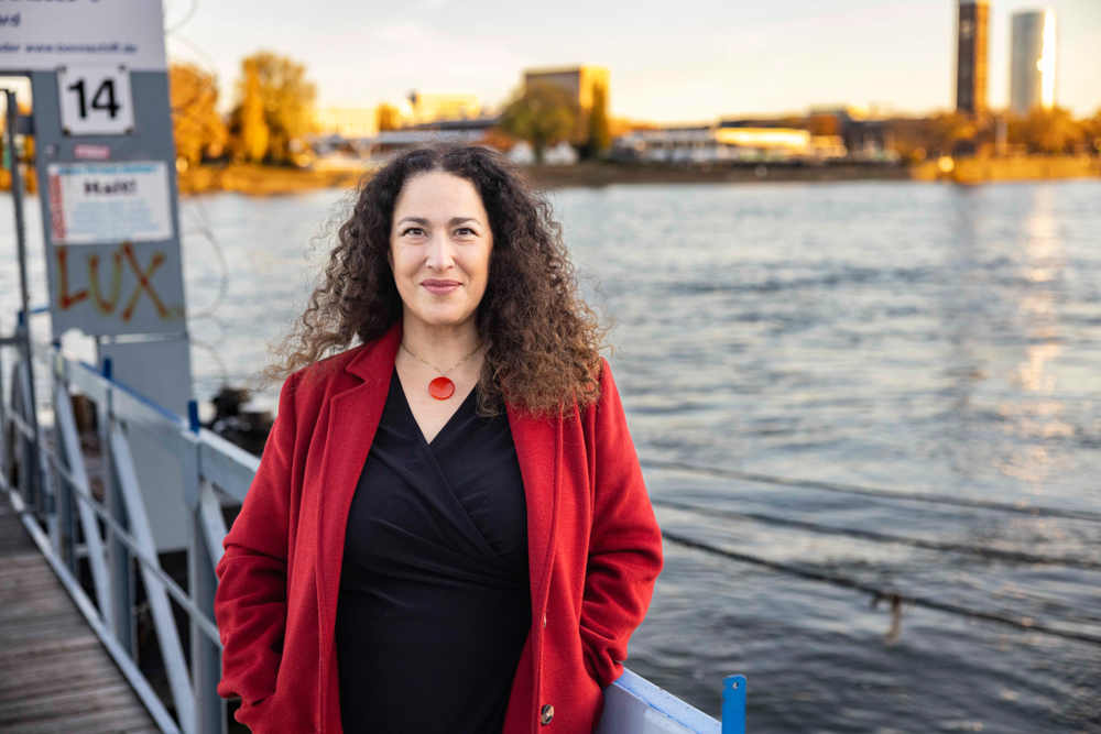 Katrin Wellmann interviewt im Podcast »#NieWiederIstJetzt – Bürgerbewegung im Gespräch« Menschen gegen Hass und Hetze und stärkt Demokratie und Vielfalt.