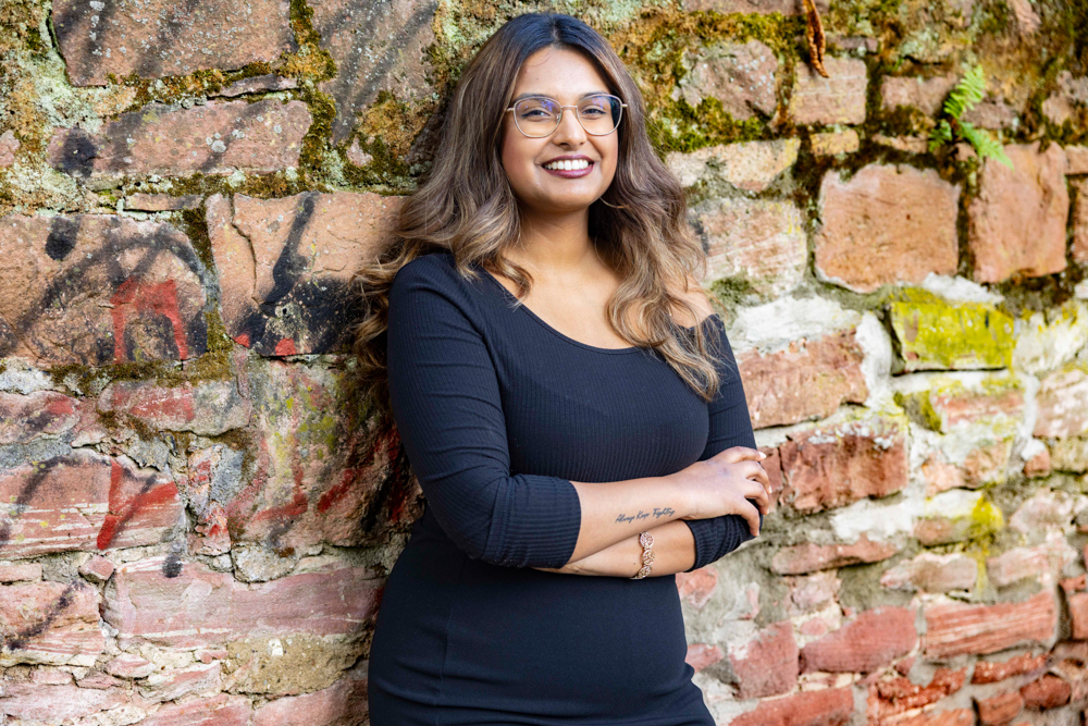 Portrait von Hibba Kauser. Kommunalpolitikerin und Aktivistin. Sie will durch ihren Einsatz die Geschichten derer, die kaum gesehen werden, sichtbar und hörbar machen.